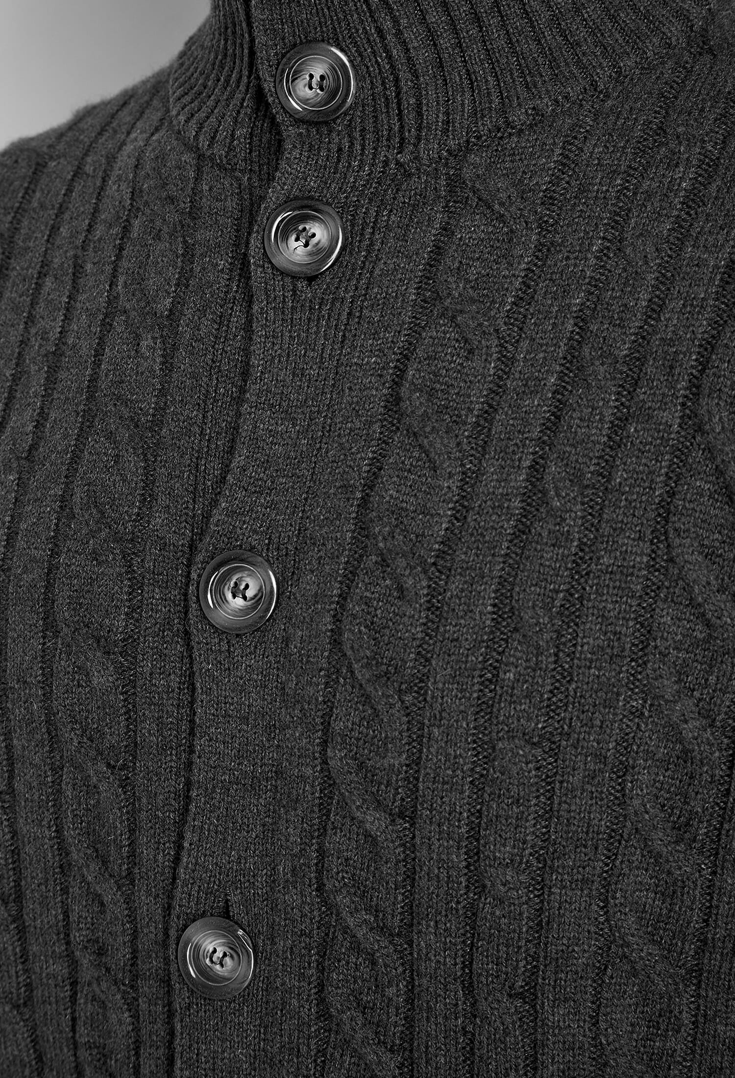Cardigan a trecce collo alto e chiusura con bottoni