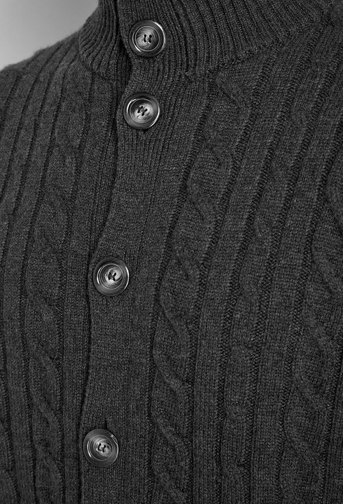 Cardigan a trecce collo alto e chiusura con bottoni