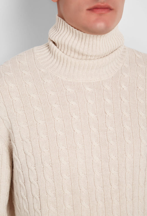 Dolcevita in cashmere a trecce
